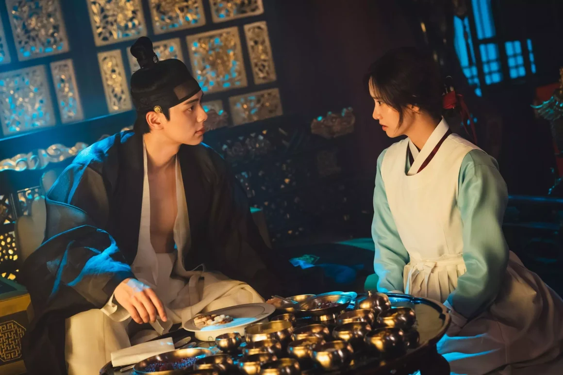 【韓劇】《暴君的廚師》觀後感:當美食番遇上穿越劇,一場跨越時空的爆笑羅曼史! 10 《暴君的廚師》劇中李彩玟與潤娥在宮殿內對坐凝視的緊張一幕。