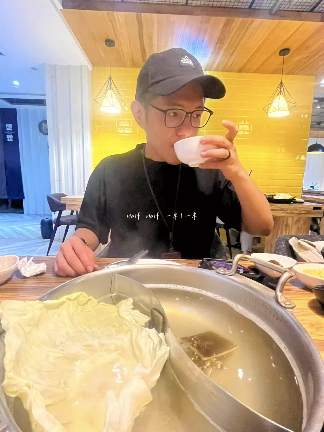 【中和】《燙燙極緻涮涮鍋》FEITENG Shabu Shabu,這餐吃的是低潮的救贖 30 在燙燙極緻涮涮鍋Jasper與Adu用餐,照片為Adu視角所拍攝。