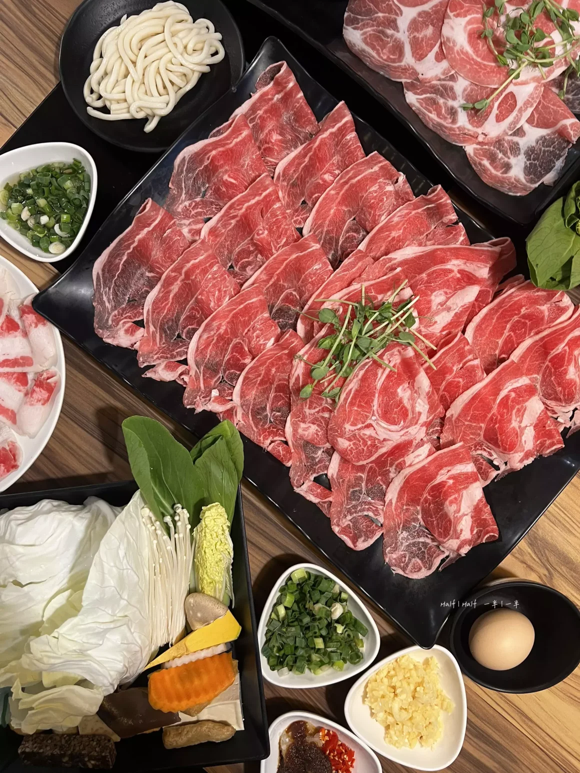 【中和】《燙燙極緻涮涮鍋》FEITENG Shabu Shabu,這餐吃的是低潮的救贖 17 燙燙極緻涮涮鍋,油花分布均勻,肉質鮮嫩,搭配新鮮的蔬菜盤。