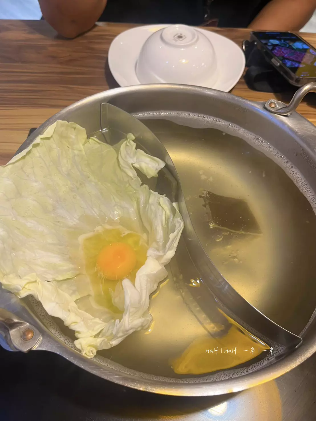 【中和】《燙燙極緻涮涮鍋》FEITENG Shabu Shabu,這餐吃的是低潮的救贖 25 在燙燙極緻涮涮鍋,嘗試煮高麗菜水波蛋。