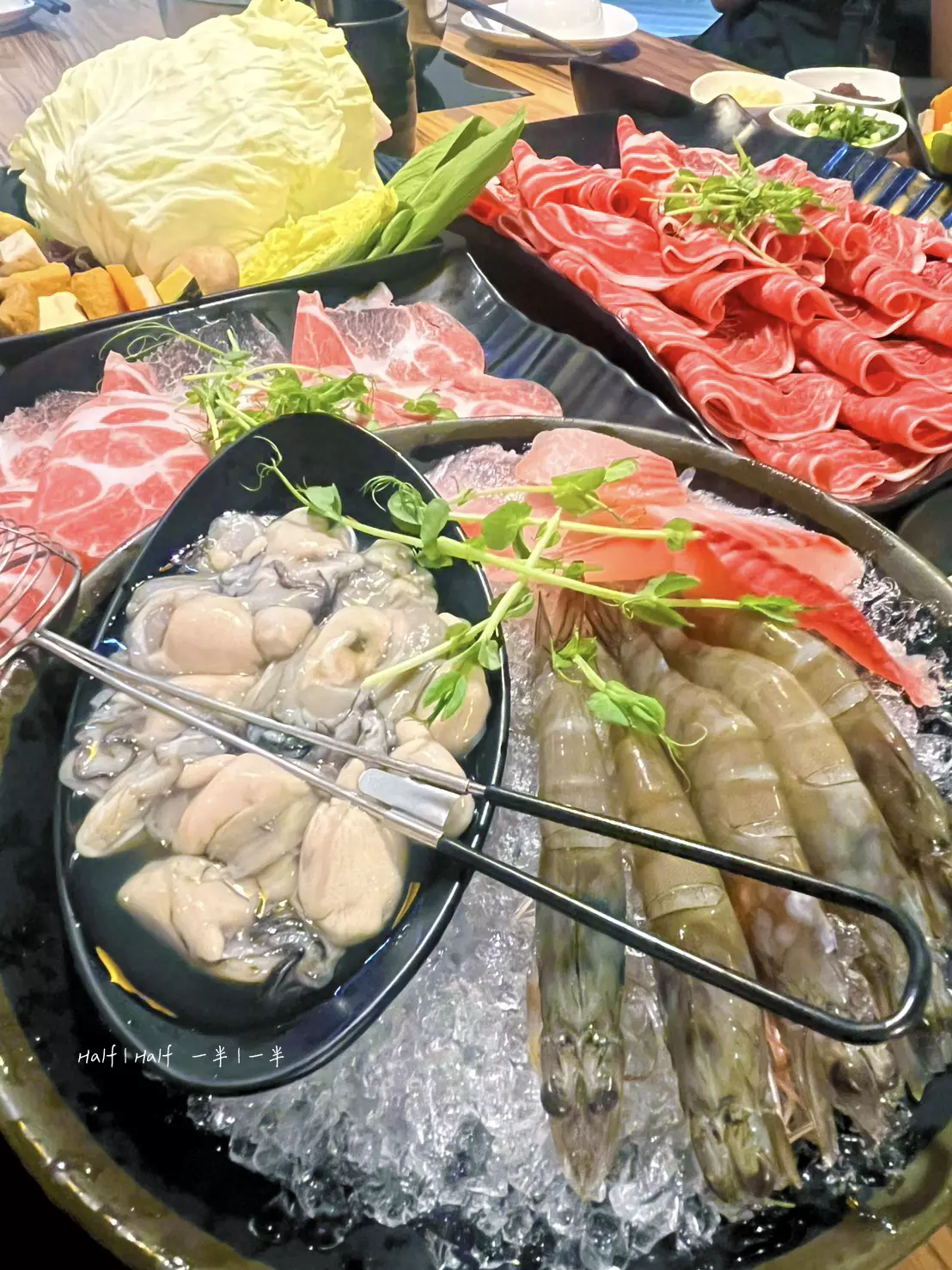 【中和】《燙燙極緻涮涮鍋》FEITENG Shabu Shabu,這餐吃的是低潮的救贖 27 燙燙極緻涮涮鍋的小海陸套餐,海鮮新鮮、噶瑪蘭豬肉油花分布細緻並搭搭配豐富的蔬菜盤。