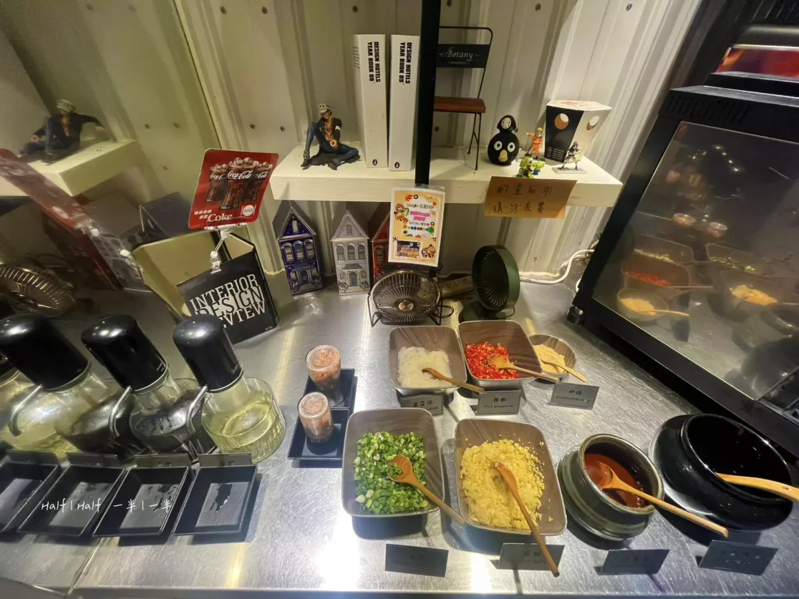 【中和】《燙燙極緻涮涮鍋》FEITENG Shabu Shabu,這餐吃的是低潮的救贖 21 燙燙極緻涮涮鍋的醬料台,桌面乾淨且食材豐富。