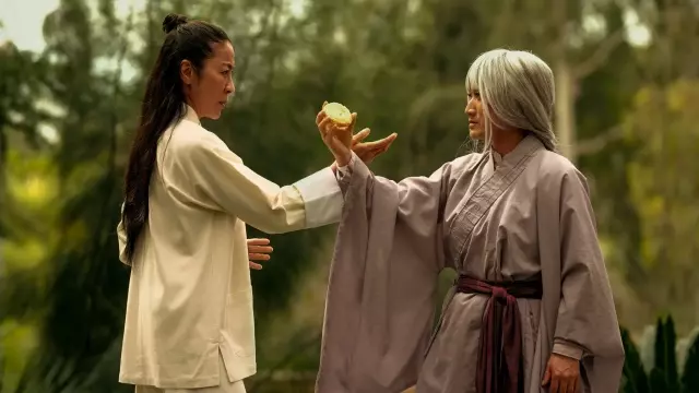 《媽的多重宇宙》好看嗎?遲到的觀影心得:劇情解析與結局後勁,獻給每個曾感到迷惘的你 8 《媽的多重宇宙》的電影劇照,在一個充滿禪意的場景中,飾演武打明星的楊紫瓊正與一位白髮宗師模樣的潔米·李·寇蒂斯對峙。