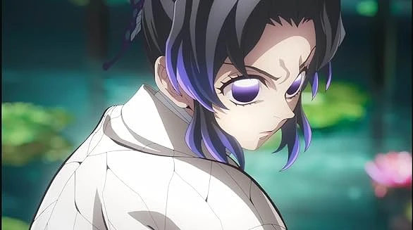 《鬼滅之刃劇場版 無限城篇》一半是經費燃燒,另一半是眼淚燃燒 13 《鬼滅之刃劇場版 無限城篇》中的角色蟲柱胡蝶忍,表情堅定地望向前方,準備發動攻擊,背景是她的蝴蝶翅膀特效。