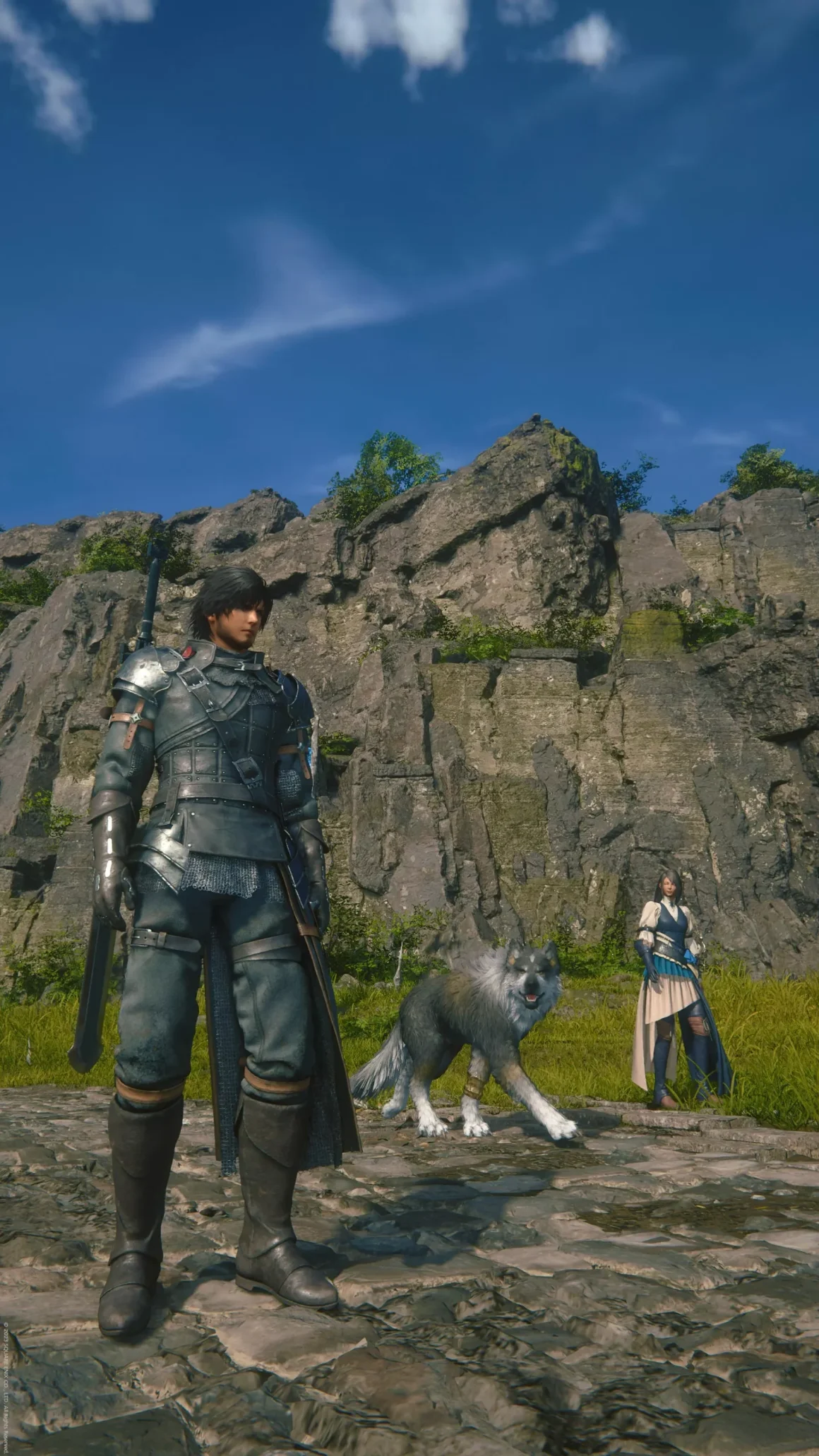 《FF16》好玩嗎?一個老粉的真心話評價:頂級演出下的機械化體驗 16 《Final Fantasy XVI》的遊戲畫面,主角克萊夫、他的狼夥伴托加爾以及女主角吉兒,正一同站在懸崖邊,背景是藍天白雲。