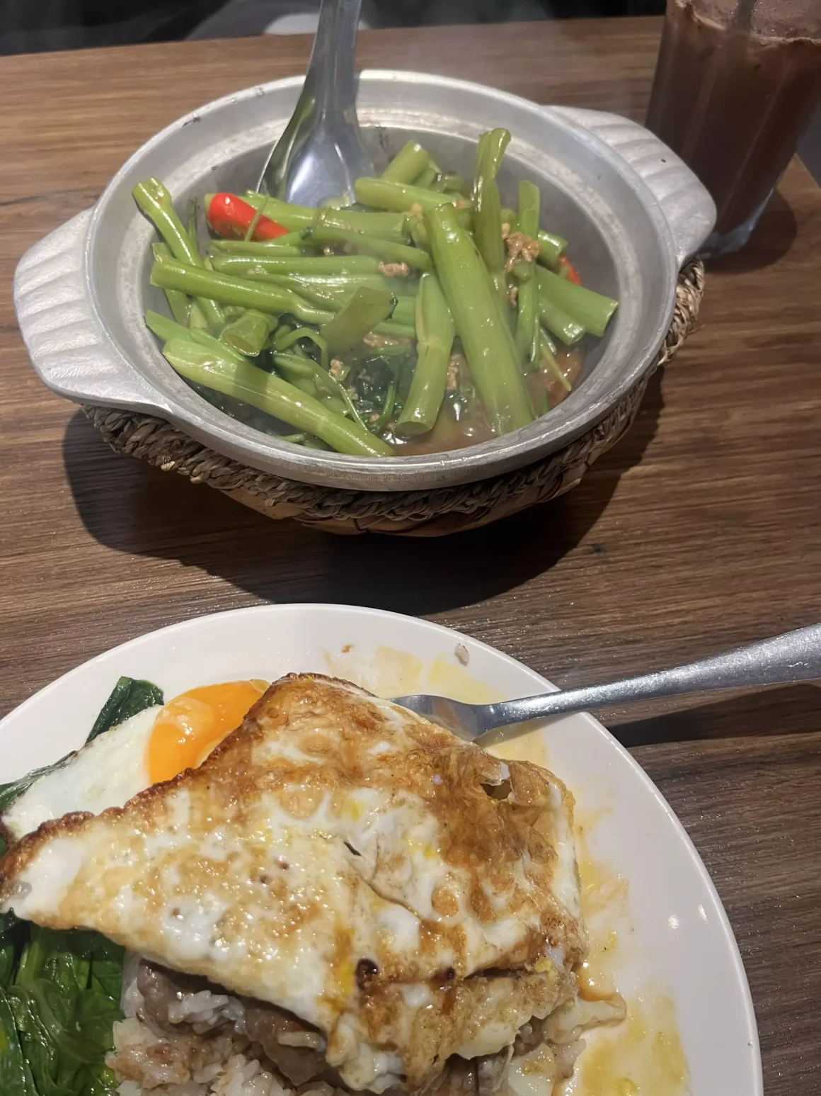 【板橋】《茗香園冰室》心得:當邪惡三眼仔遇上被遺忘的叻沙 12 茗香園冰室的餐點,一盤邪惡三眼仔沙茶牛肉飯和一小鍋炒青菜並列在木紋桌上。