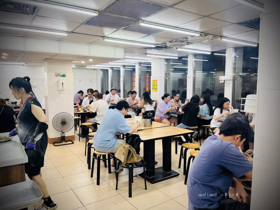 【板橋湳雅夜市】《蚵仔之家》評價:一半是神級鮮蚵,另一半是可惜的溫度? 25 板橋湳雅夜市蚵仔之家的店內用餐環境,空間不大但坐滿了正在用餐的客人,氣氛熱鬧。