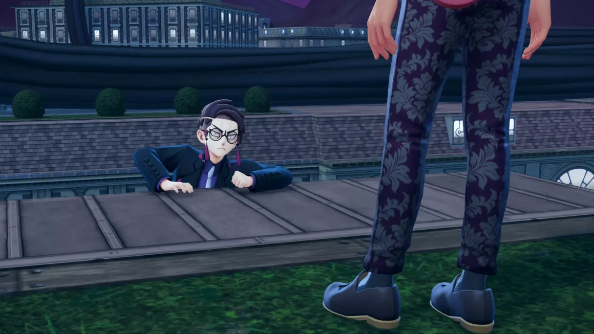 《寶可夢傳說 Z-A》推?不推?一個衝動,意外撞進一場瑕不掩瑜的派對 24 寶可夢傳說Z-A的遊戲截圖,NPC「烏羽」躲在一個平台下方,只露上半身,正抬頭仰望著主角,呈現出可愛的身高反差感。