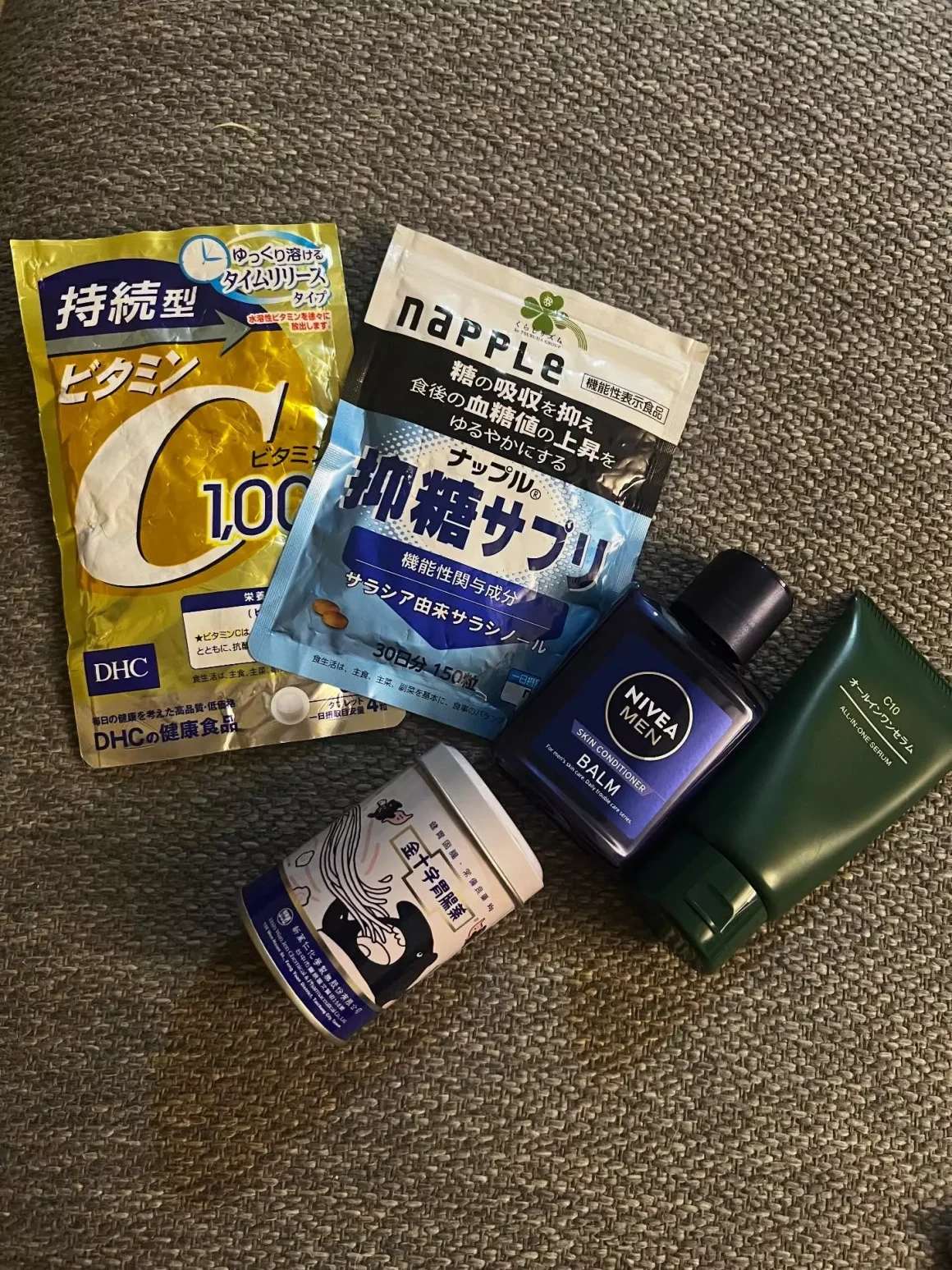 《中年男子拒當油膩大叔!》靠5個佛系習慣,不花大錢的真實抗老心得 14 中年男子的佛系保養品與保健食品,包含DHC維他命C、抑糖保健品、金十字胃腸藥、妮維雅男士鬍後乳與綠色瓶身的草本凝膠。