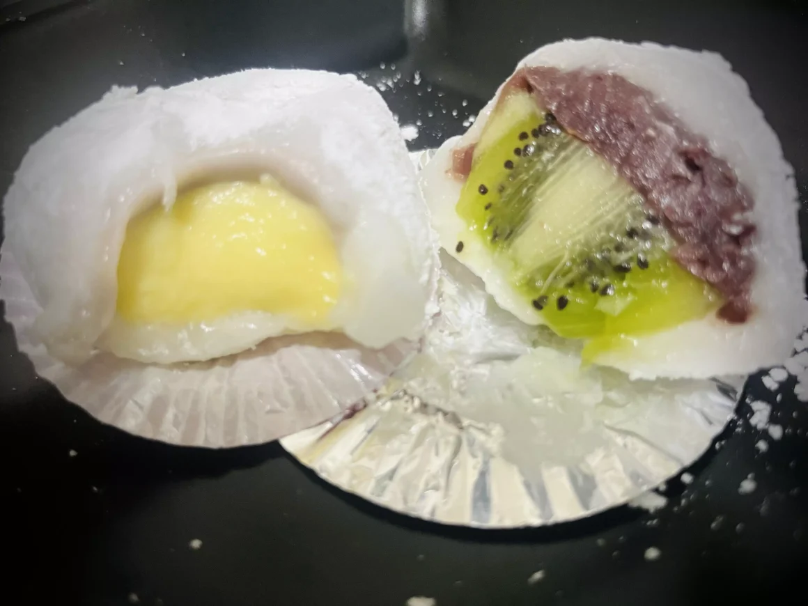 【土城】《威立秀》傳說級大福:一個不吃大福的人,為何為它三次回購? 13 威立秀大福的剖面圖,左邊是包著黃色芋頭布丁的,右邊是包著綠色奇異果與紅豆泥的。