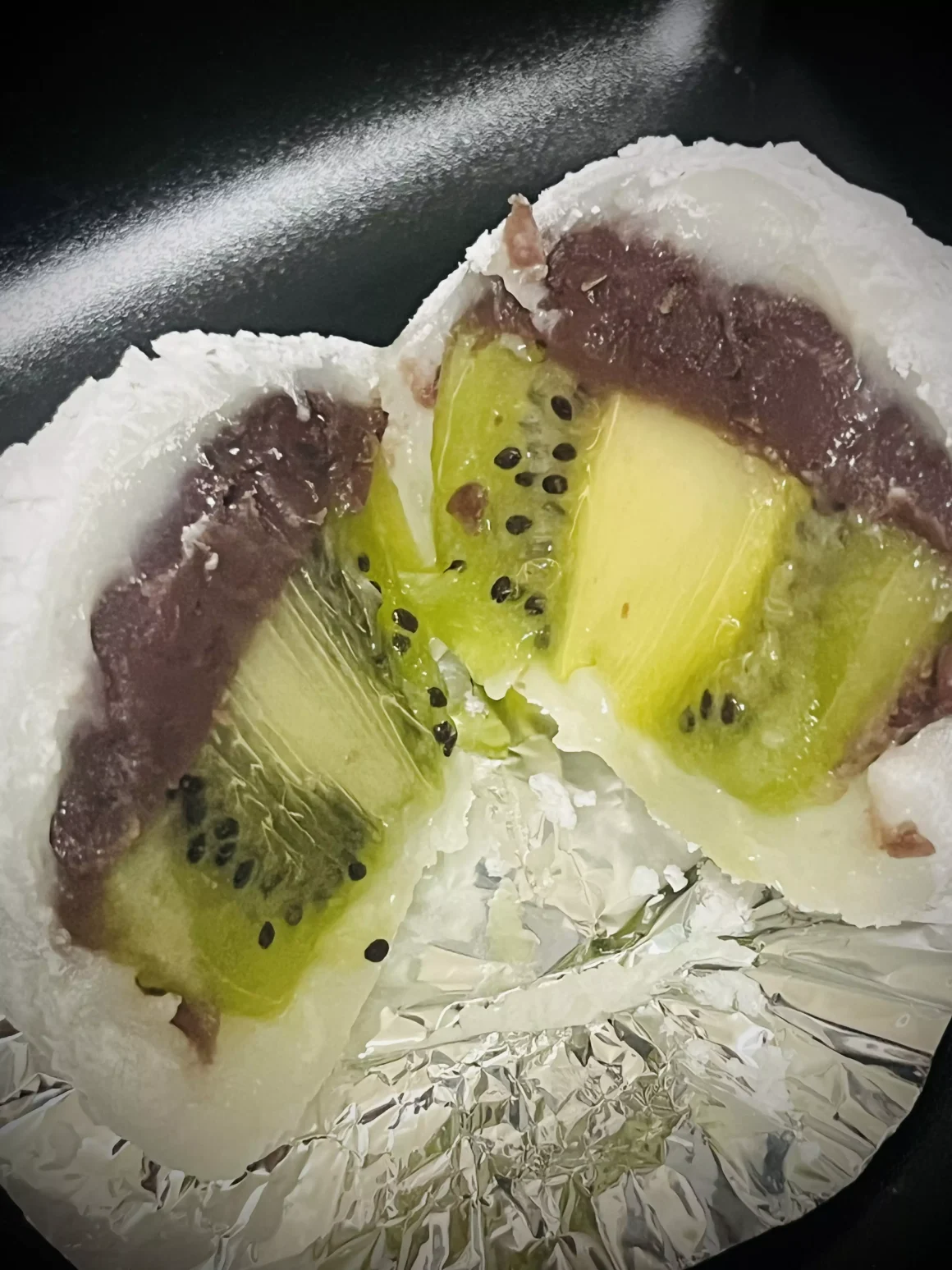 【土城】《威立秀》傳說級大福:一個不吃大福的人,為何為它三次回購? 15 一顆被切開的威立秀奇異果大福,雪白的麻糬皮裡,包裹著紅豆泥與一整塊新鮮的奇異果。