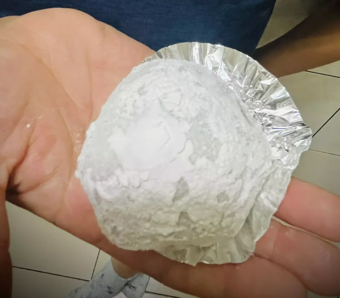 【土城】《威立秀》傳說級大福:一個不吃大福的人,為何為它三次回購? 17 一顆雪白的威立秀大福被捧在手掌心上,大福底下墊著銀色的錫箔紙,展現其精緻小巧。