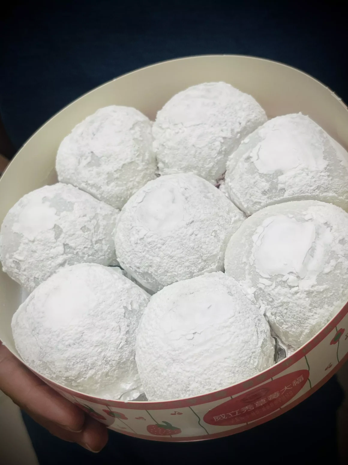 【土城】《威立秀》傳說級大福:一個不吃大福的人,為何為它三次回購? 12 一整盒裝滿了雪白威立秀大福的照片,大福上灑滿了手粉,看起來非常柔軟。