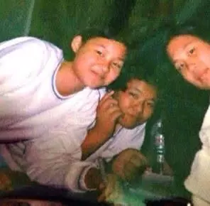 《那通打給周蕙卻被掛斷的電話...》有些聲音,是為了陪你走過最黑的路 6 一張模糊的童年舊照片,照片中有三位青澀的國中男生,呈現出90年代的生活感。