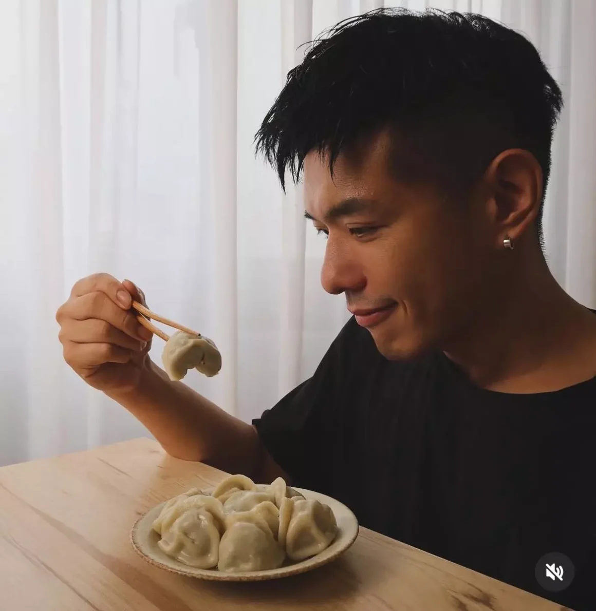 《猿山鹿》水餃好吃嗎?水餃界的掃地僧,一個臥底KTV多年的秘密武器開箱 9 一半好物創作者 Jasper 側著臉,正用筷子夾起一顆猿山鹿水餃仔細端詳,嘴角帶著一抹淺笑,桌上還有一整盤水餃。