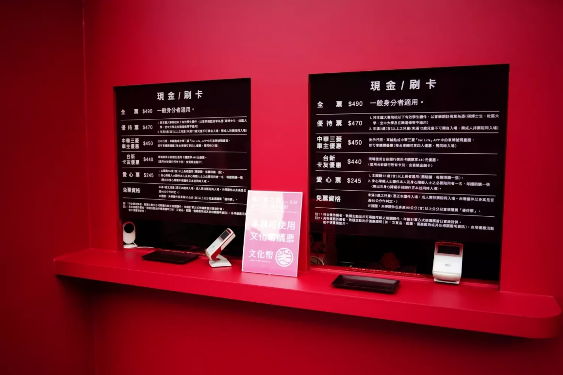 蜷川實花展《彼岸之光,此岸之影》:一半是光影淹沒的窒息美學,另一半是與人潮搏鬥的生存遊戲 24 蜷川實花展票價
