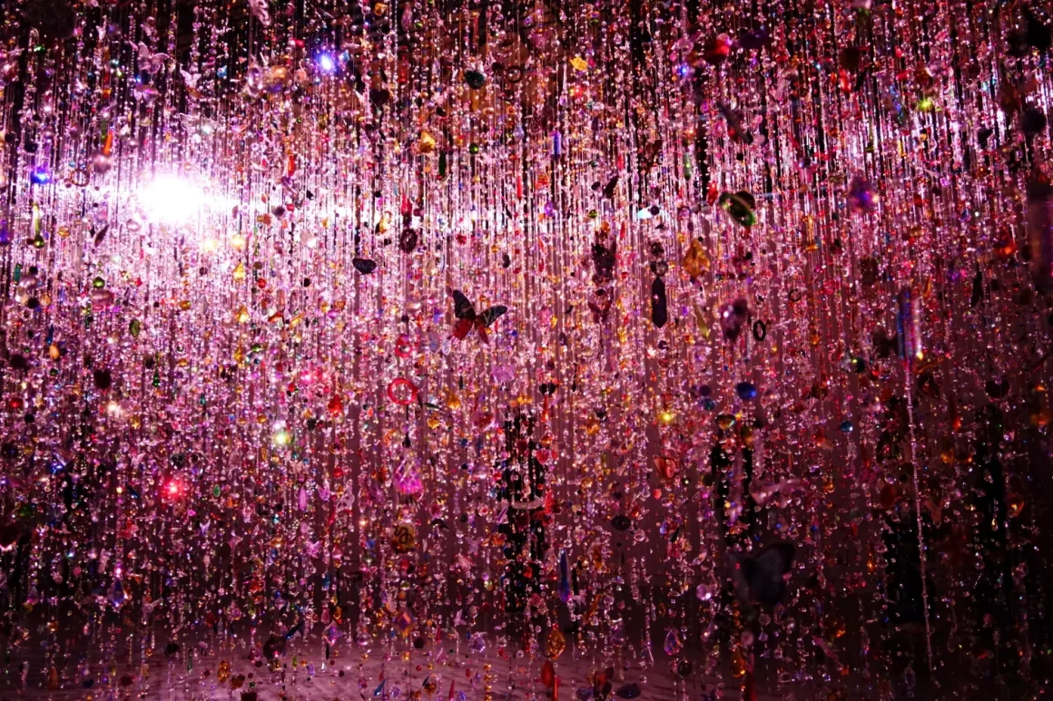 蜷川實花展《彼岸之光,此岸之影》:一半是光影淹沒的窒息美學,另一半是與人潮搏鬥的生存遊戲 21 蜷川實花展《光之細語,色彩之夢》