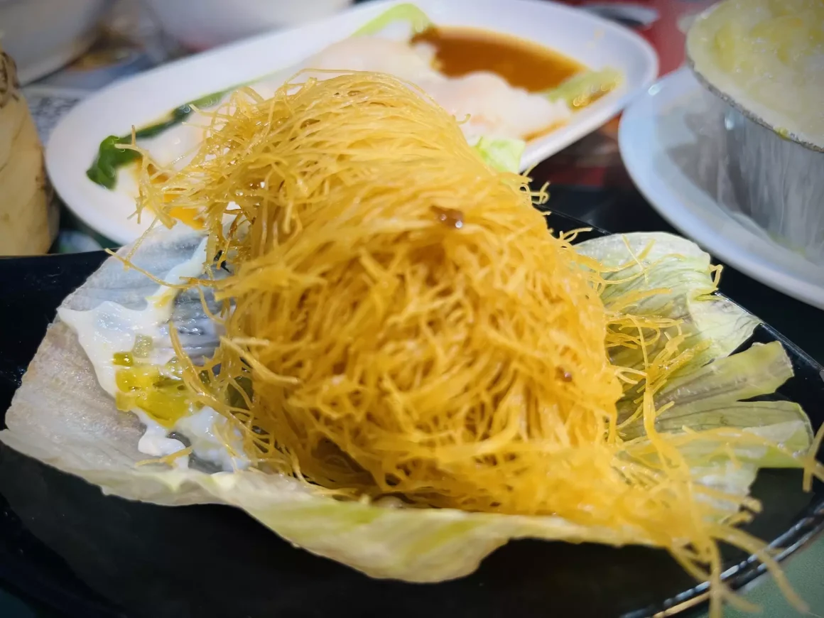板橋港式飲茶《港豐撈麵飯堂》評價:衝著近 8,000 則好評去吃!在地老饕的真實必點與避雷點評 15 港豐撈麵飯堂|生菜龍鬚蝦