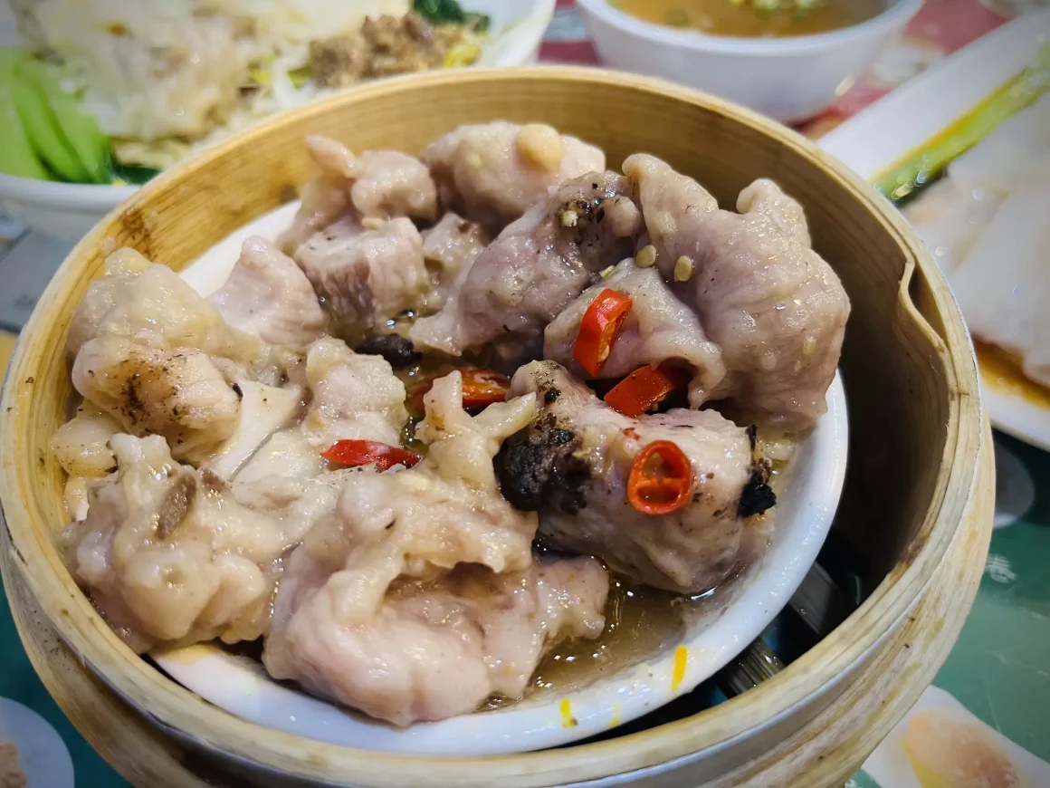 板橋港式飲茶《港豐撈麵飯堂》評價:衝著近 8,000 則好評去吃!在地老饕的真實必點與避雷點評 14 港豐撈麵飯堂|鼓汁蒸排骨