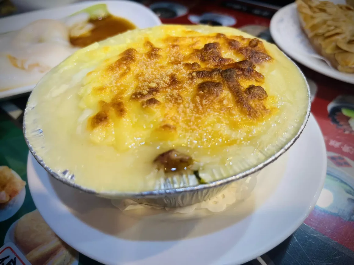 板橋港式飲茶《港豐撈麵飯堂》評價:衝著近 8,000 則好評去吃!在地老饕的真實必點與避雷點評 16 港豐撈麵飯堂|起士焗白菜