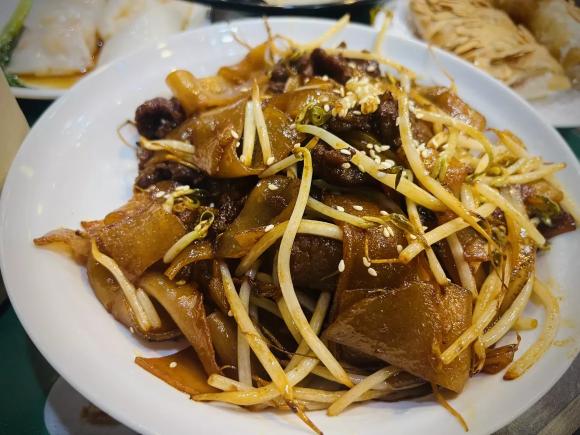 板橋港式飲茶《港豐撈麵飯堂》評價:衝著近 8,000 則好評去吃!在地老饕的真實必點與避雷點評 13 港豐撈麵飯堂|乾炒牛河