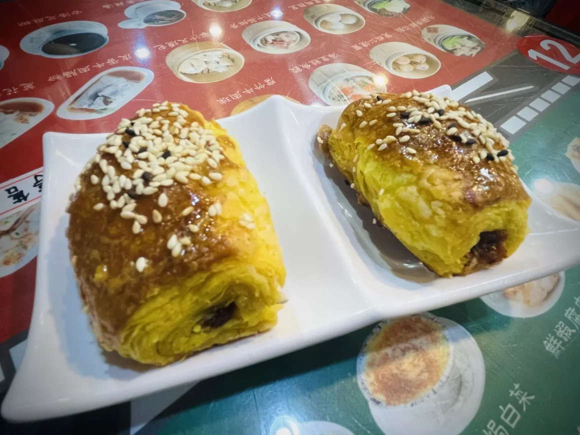 板橋港式飲茶《港豐撈麵飯堂》評價:衝著近 8,000 則好評去吃!在地老饕的真實必點與避雷點評 20 港豐撈麵飯堂|叉燒酥