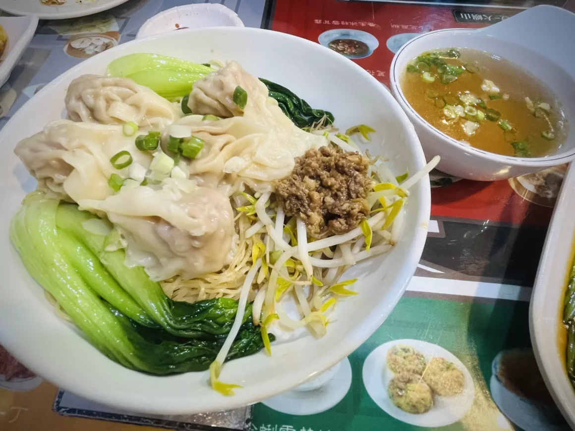 板橋港式飲茶《港豐撈麵飯堂》評價:衝著近 8,000 則好評去吃!在地老饕的真實必點與避雷點評 12 港豐撈麵飯堂|鮮蝦雲吞撈麵