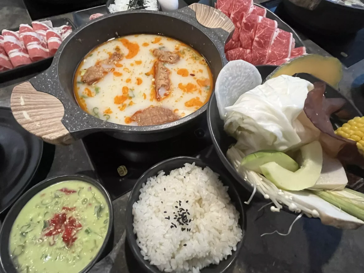 【板橋美食】路易莎隱藏版火鍋《丹生炊事》值得去嗎?湯底喝第一口全桌震驚,唯獨「這件事」成了全場最大遺憾! 15 路易莎集團 丹生炊事